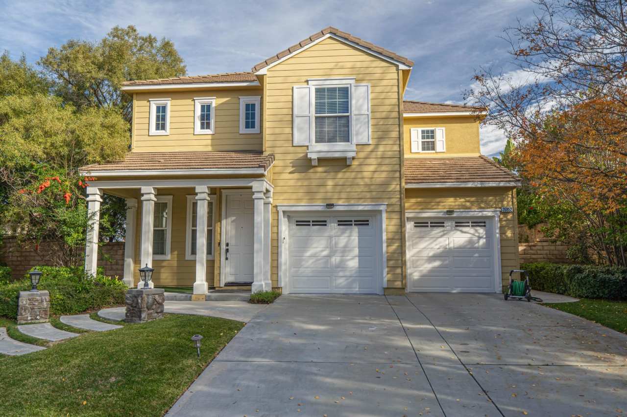 Spacious 4-Bedroom Home with Downstairs Bed/Bath  Full Community Access in Valencia!