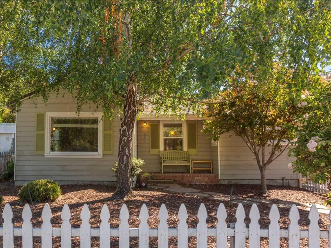 Sunny  Bright Bungalow in King Estates