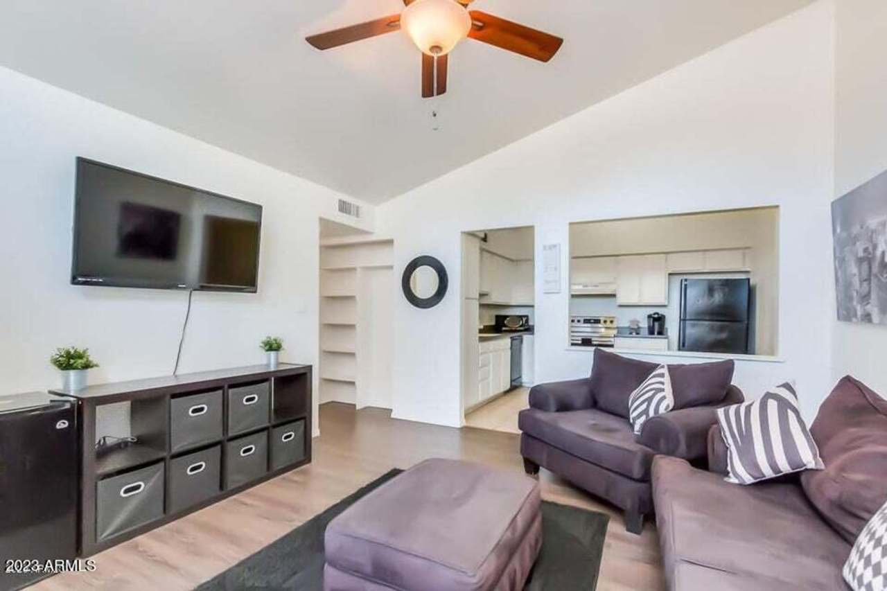 BEAUTIFUL CONDO IN IDEAL MESA LOCATION!