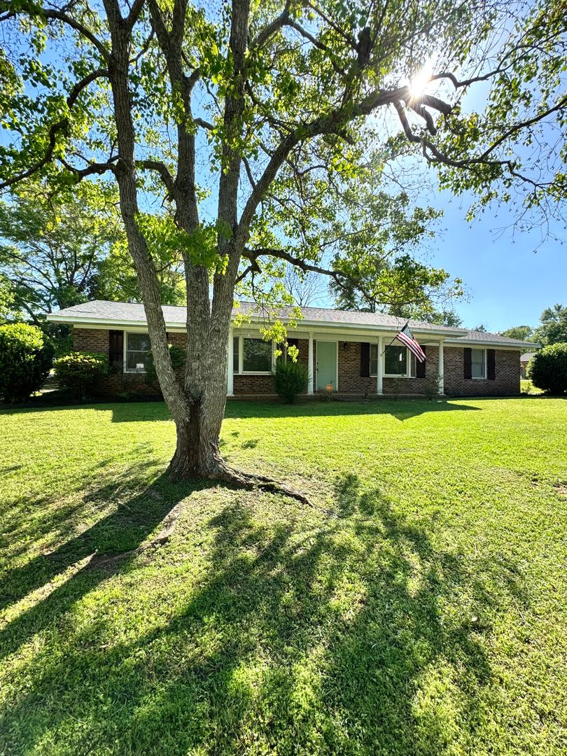 Available NOW- 401 Janice Street