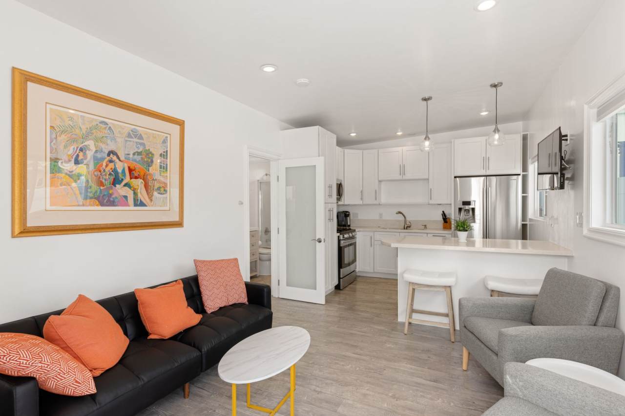 Charming 1BR/1BA Cottage - Private Patio w/ Hot Tub - Walk to the Beach