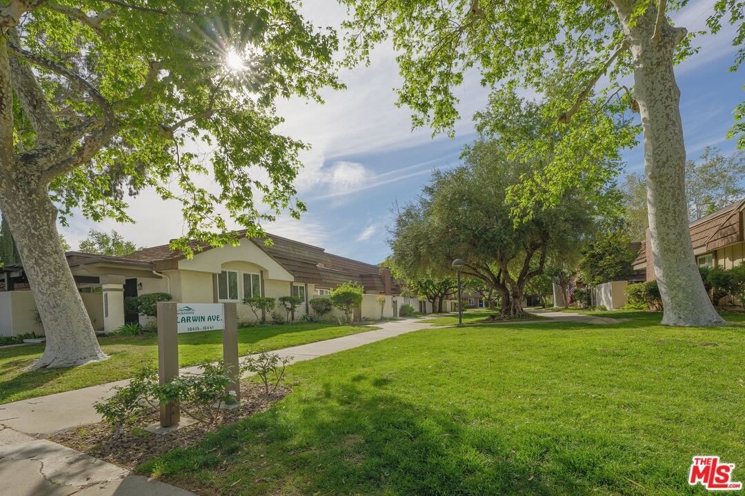 10415 Larwin Ave