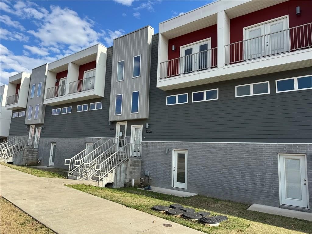 1666  S Razorback  RD