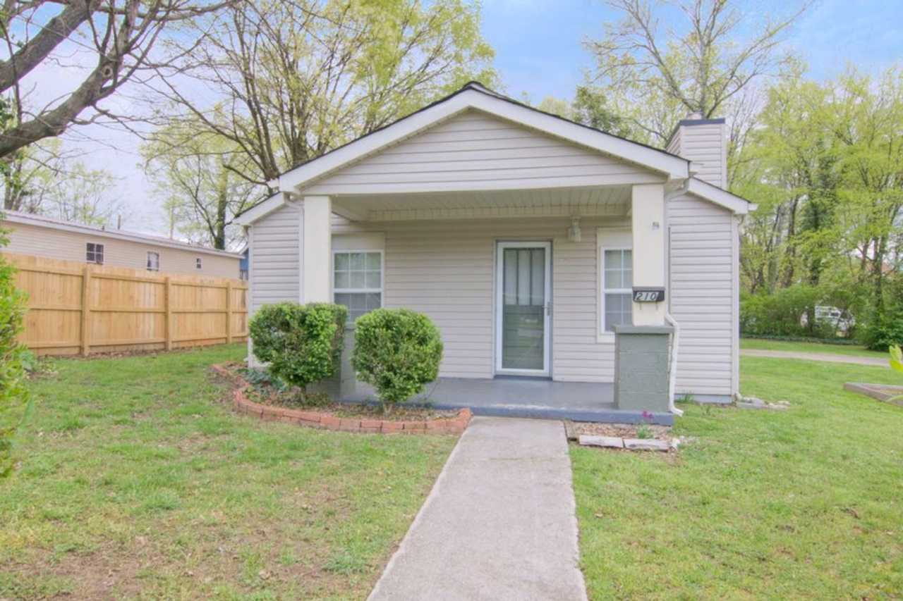 Knoxville 37917 - 2 bedroom, 1 bath home - Contact Susan Niedergeses (865) 300-4722