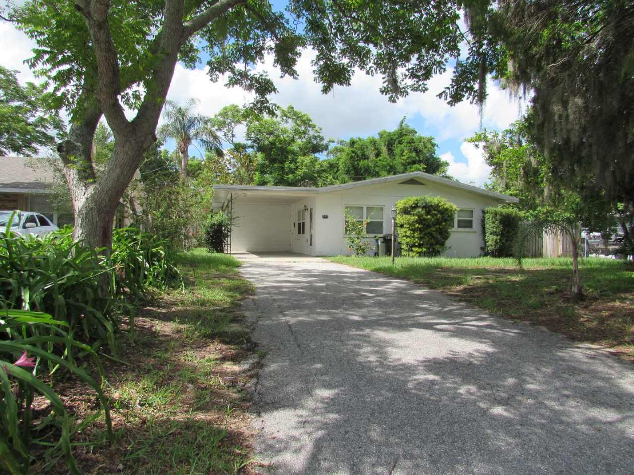 LOVELY 2 BEDROOM SINGLE FAMILY HOME IN CLERMONT WITH A HUGE FENCED BACK YARD