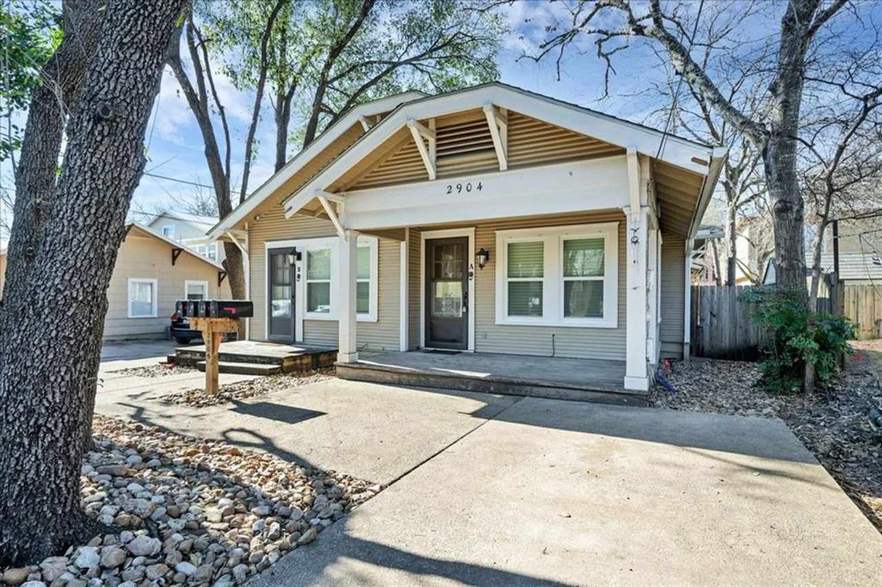 2904 Pearl Unit B - Spacious 1 bed 1 bath in top location.