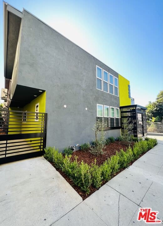 6244 De Longpre Ave unit: 10