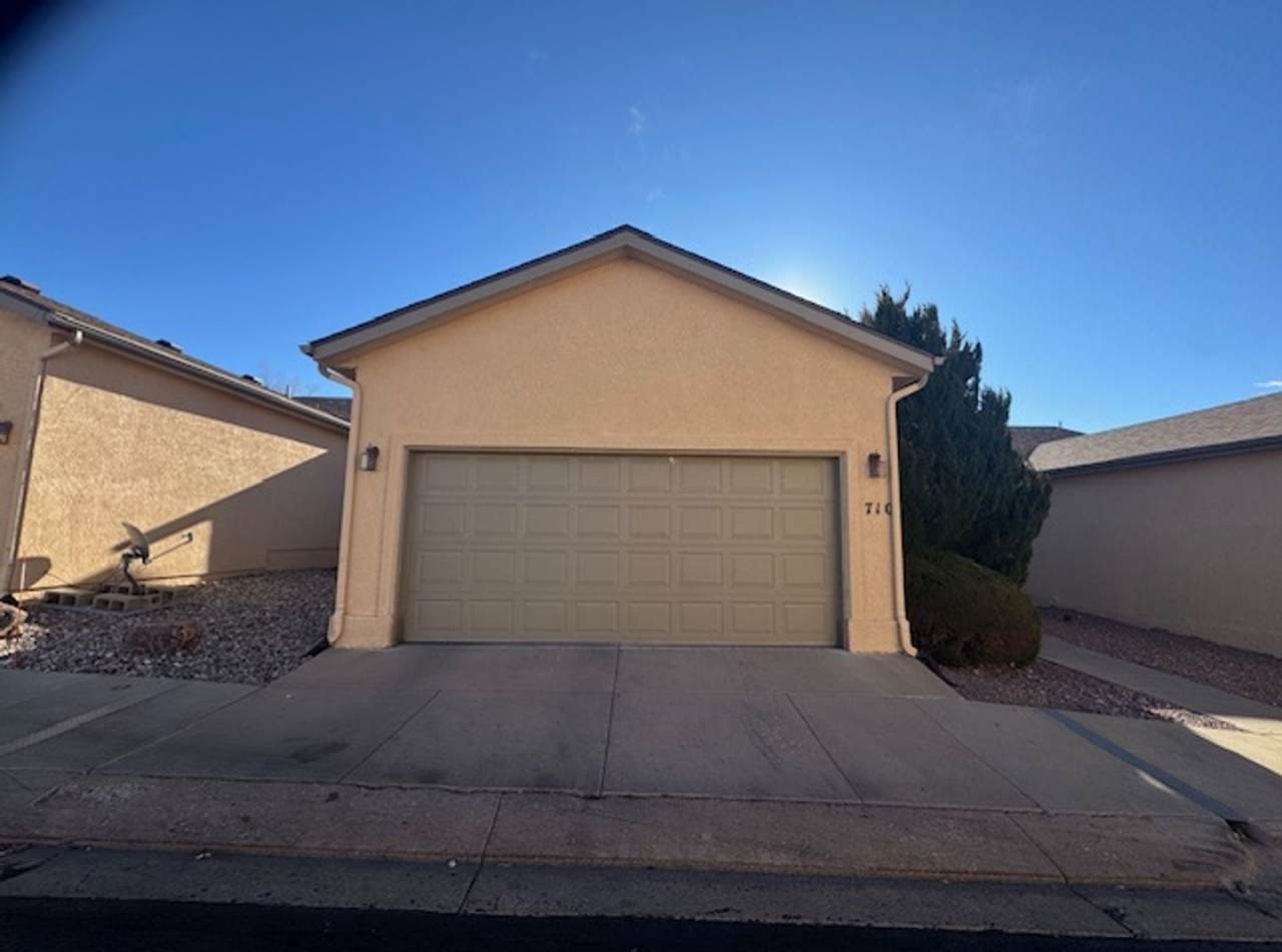 CHARMING 3BD TOWNHOME IN GATED COMMUNITY JUST MINUTES FROM PETERSON AFB  FORT CARSON - Security Deposit Waiver Available