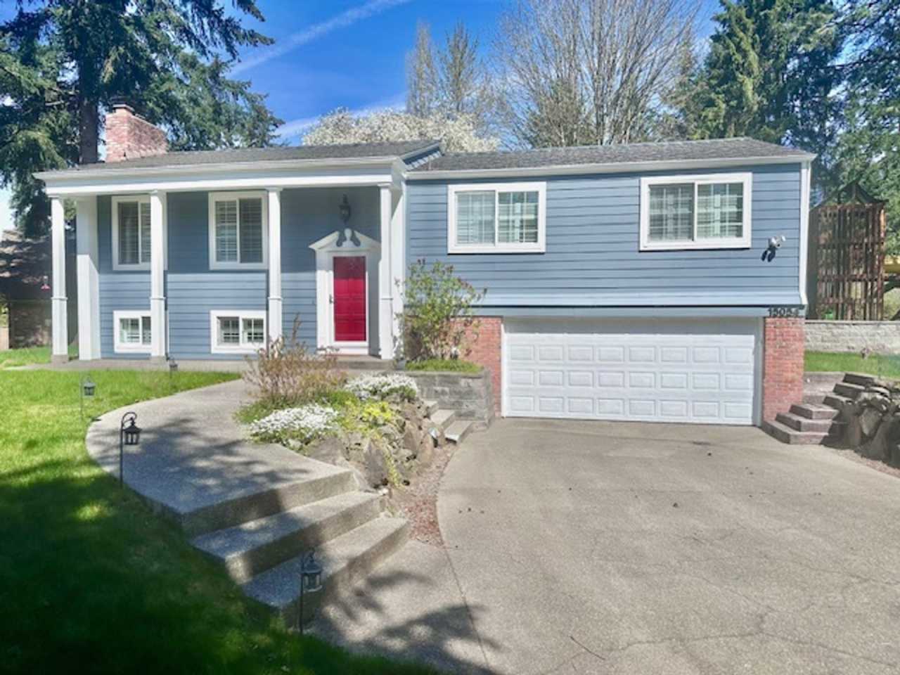 Charming 4 Bedroom Residence with Expansive Yard