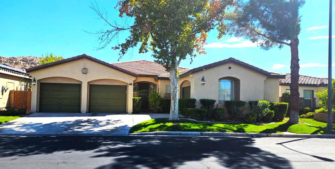 SINGLE STORY 3 CAR GARAGE SOUTHERN HIGHLANDS HOME