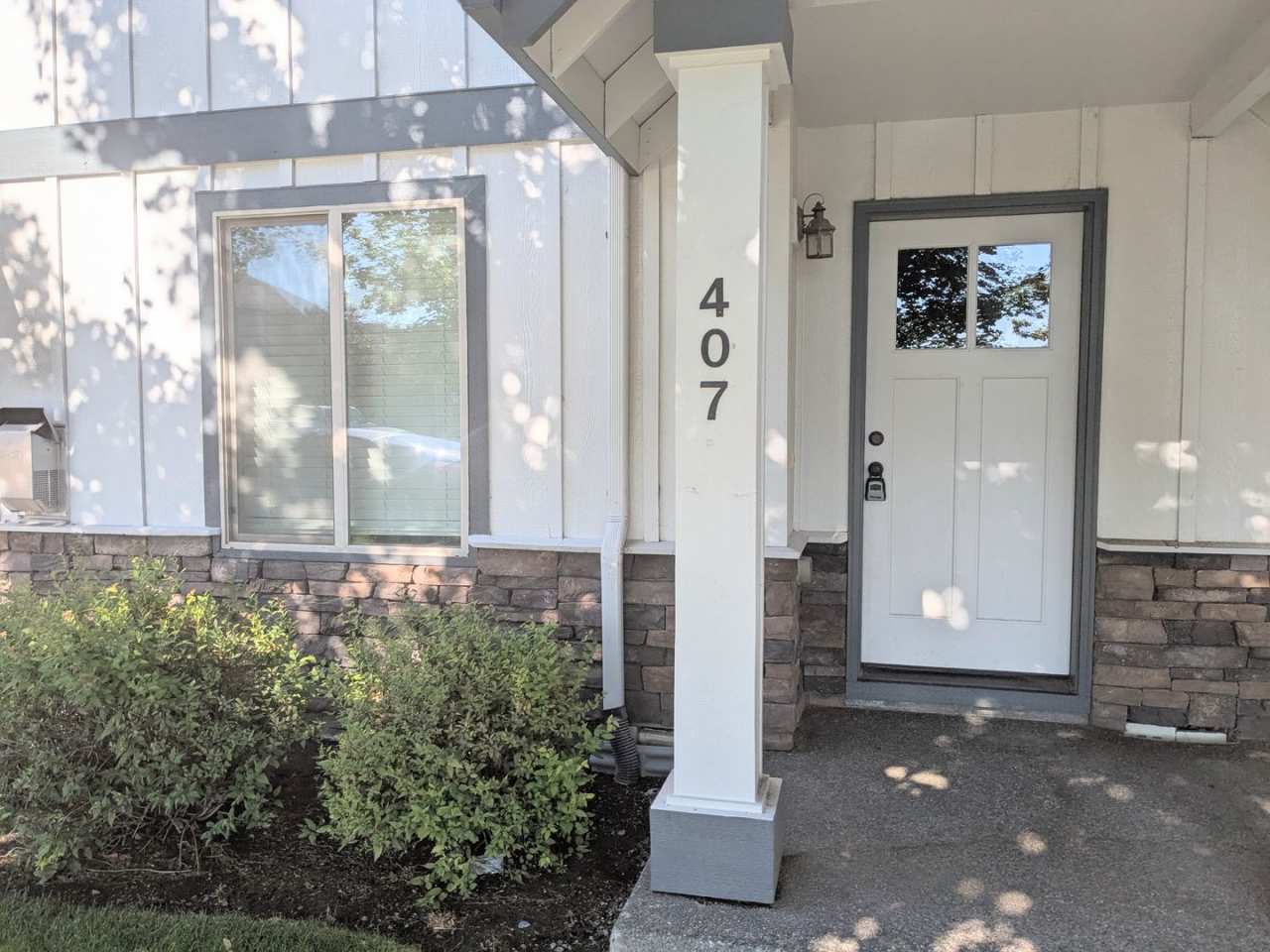 Gorgeous 3x2 townhouse, single-car garage, and two gas fireplaces