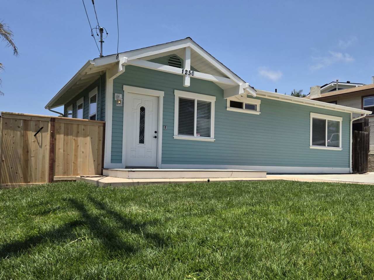Adorable Beach-Close 2 Bedroom Bungalow in Time for Summer!