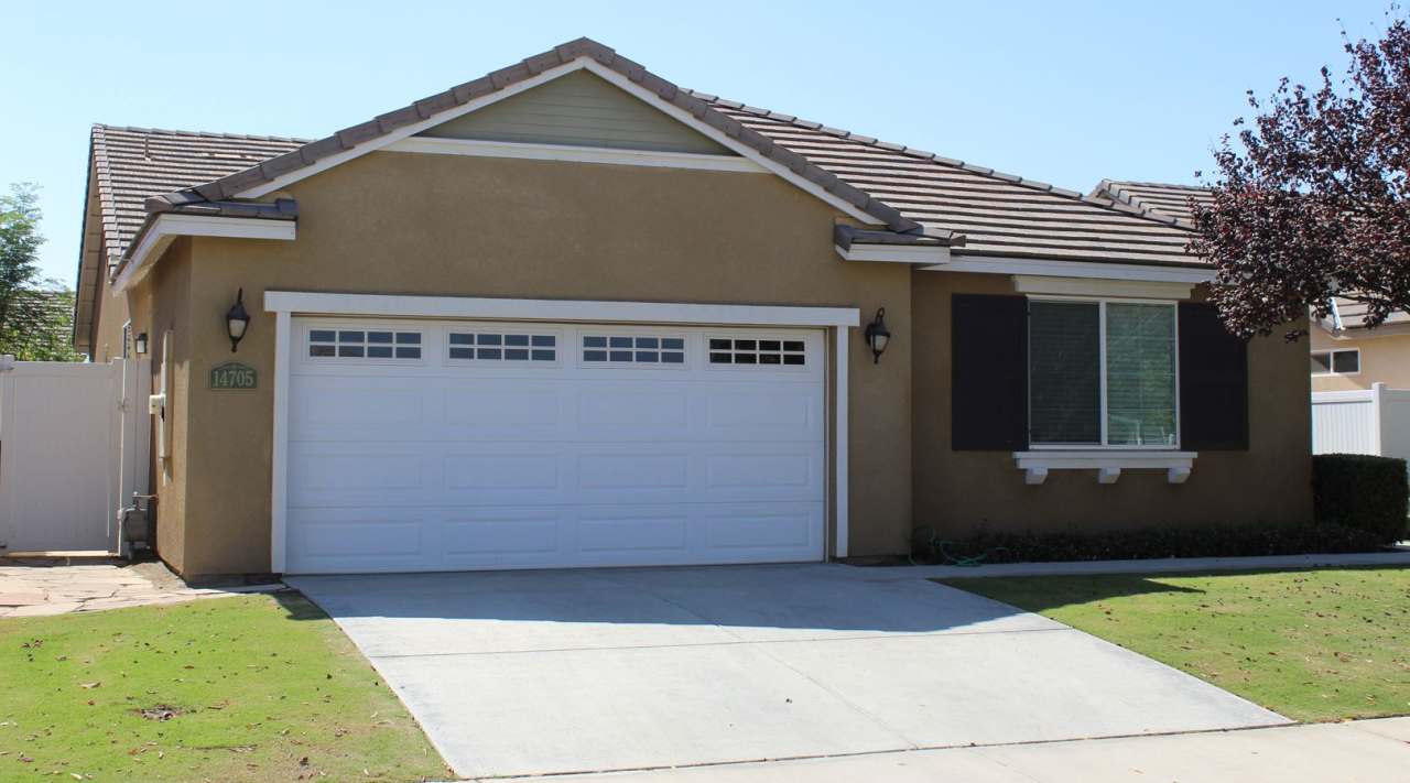 Northwest Bakersfield Home in the Village Green Community For Rent