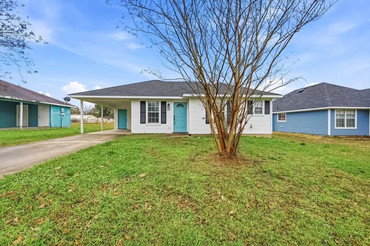 Charming Fully Renovated 2 Bed/2 Bath Home in Bonham TX!