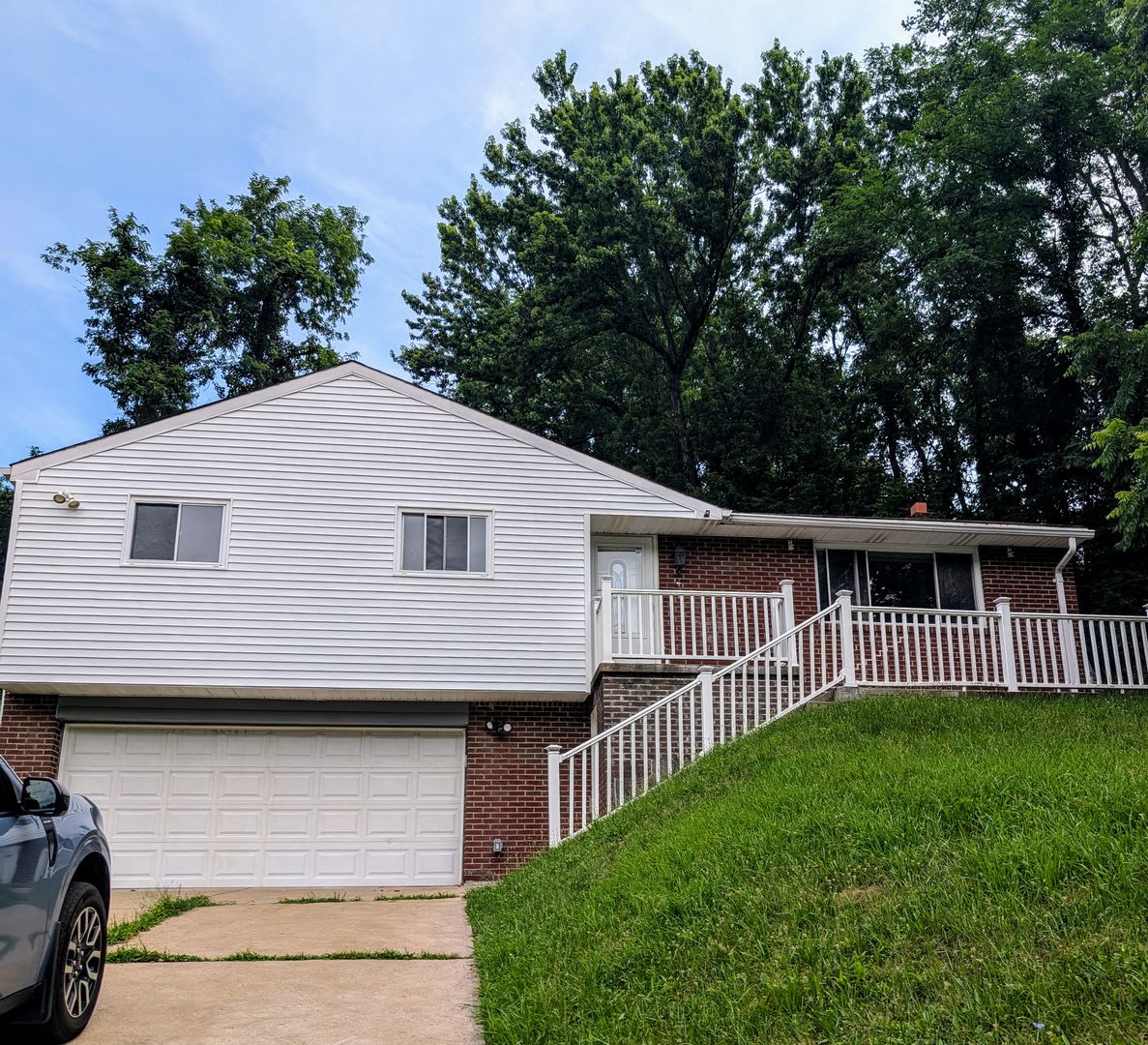 MODERN 4 BEDROOM HOME IN SOUTH PARK!