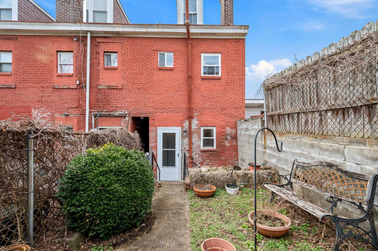 Updated 1 Bed 1 Bath home with a den and a loft in Bloomfield - Available NOW!