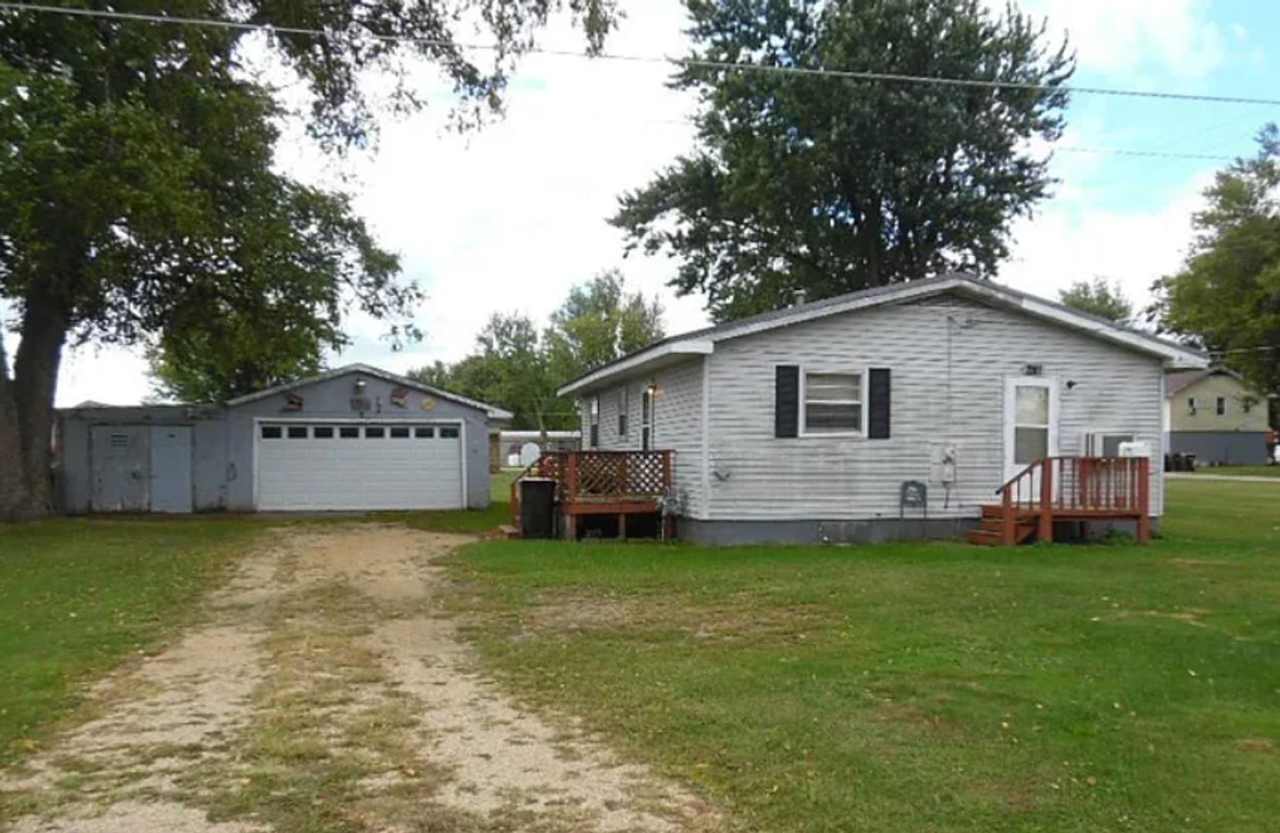 Spacious 2-Bedroom Home in Fulton!