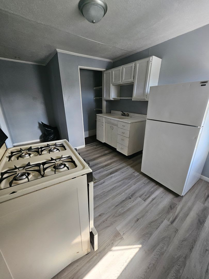 Upper 1 bedroom unit gas included