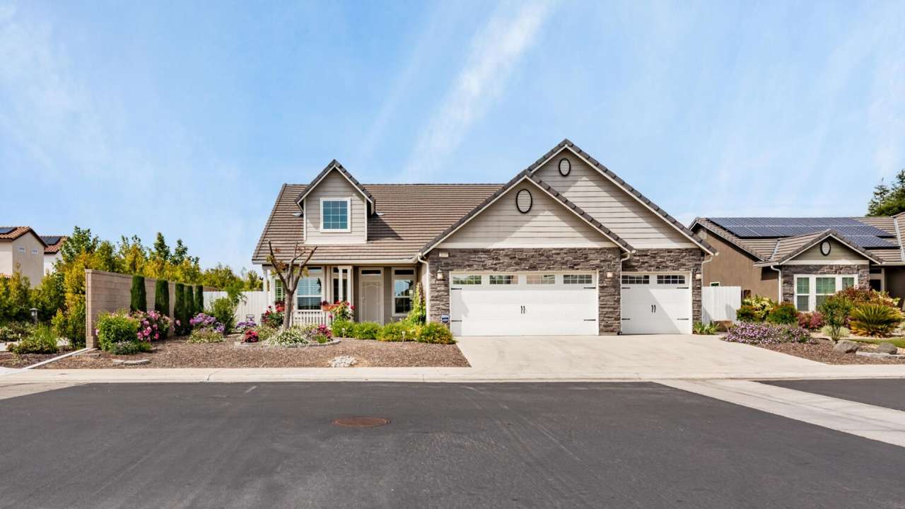 Amazing 3 Bedroom+Flex Room/2 Bath/3 Car Garage Clovis Home for Rent