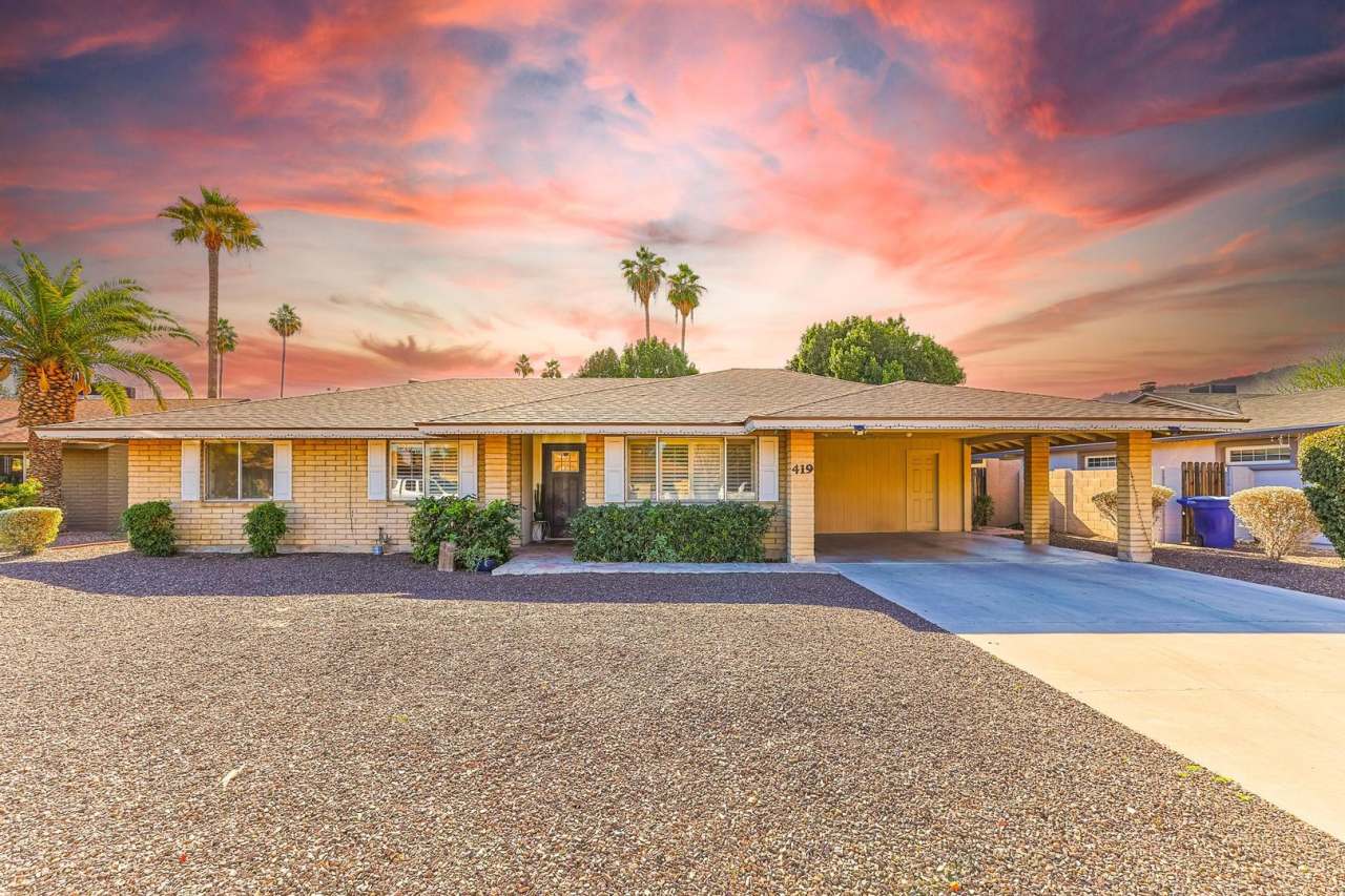 5 Bed, 3 Bath, Pebble Tec Pool, Granite Counters Huge Kitchen Island