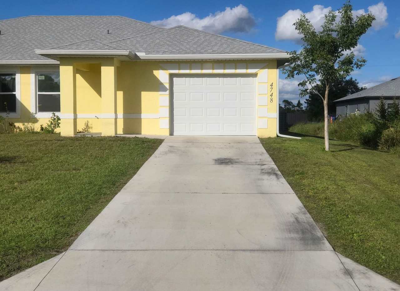 LARGE 3/2/1 -Duplex, prime Location-Lehigh Acres