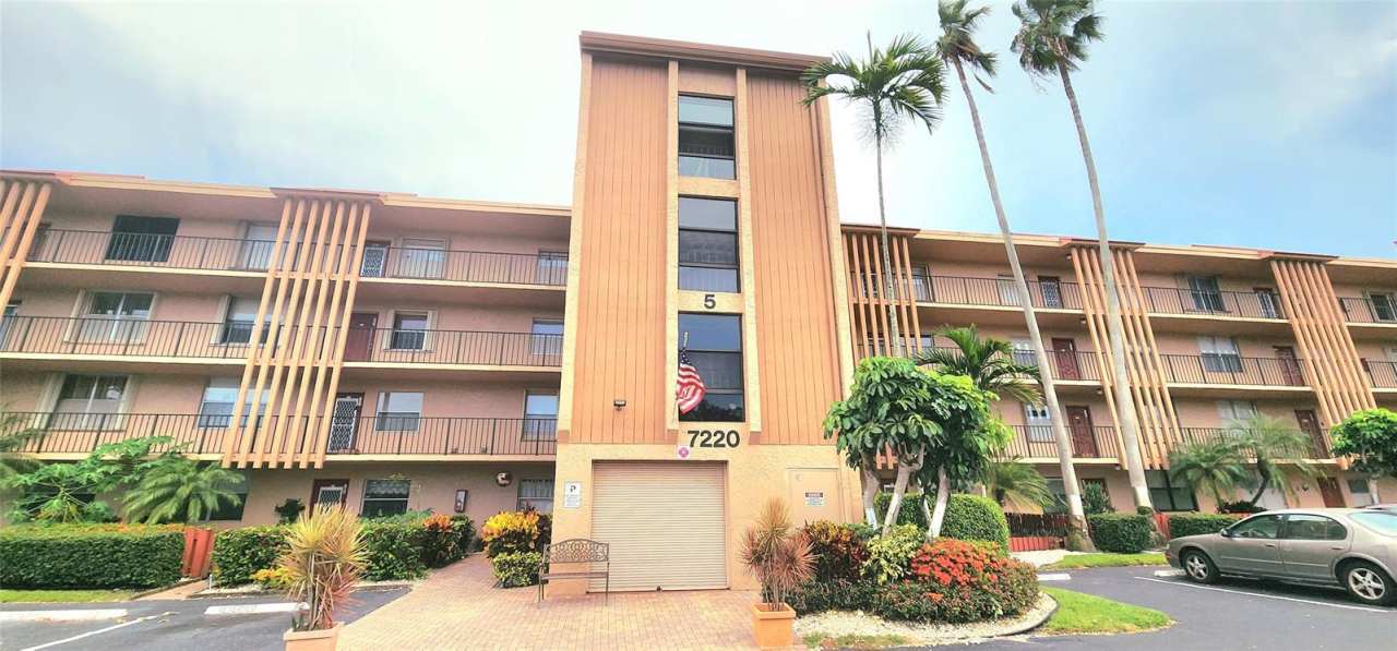 7220 Lake Circle Drive