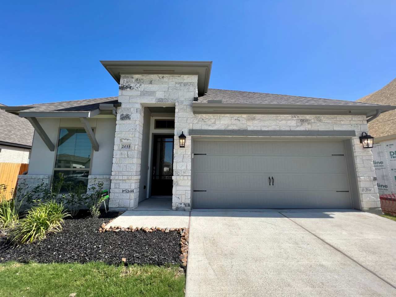 Available NOW! 3 Bedroom / 2 Bath Home In Seguin WITH POOL!!