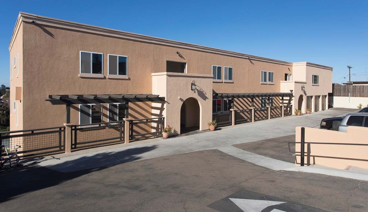 Gorgeous 2 Bed/2 Bath in Point Loma - Views, W/D in Unit, Pets OK