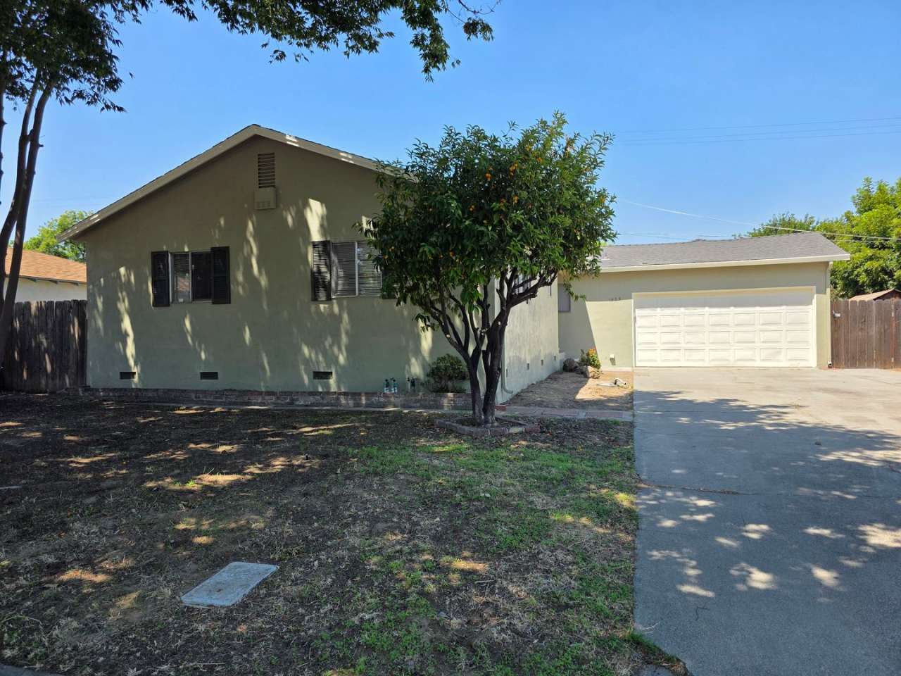 4 bedroom single story near freeway  shopping!