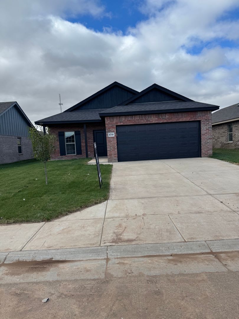 Located in the Glendale area! "Be there 1st live there" 3/2/2 Gorgeous Home!!!