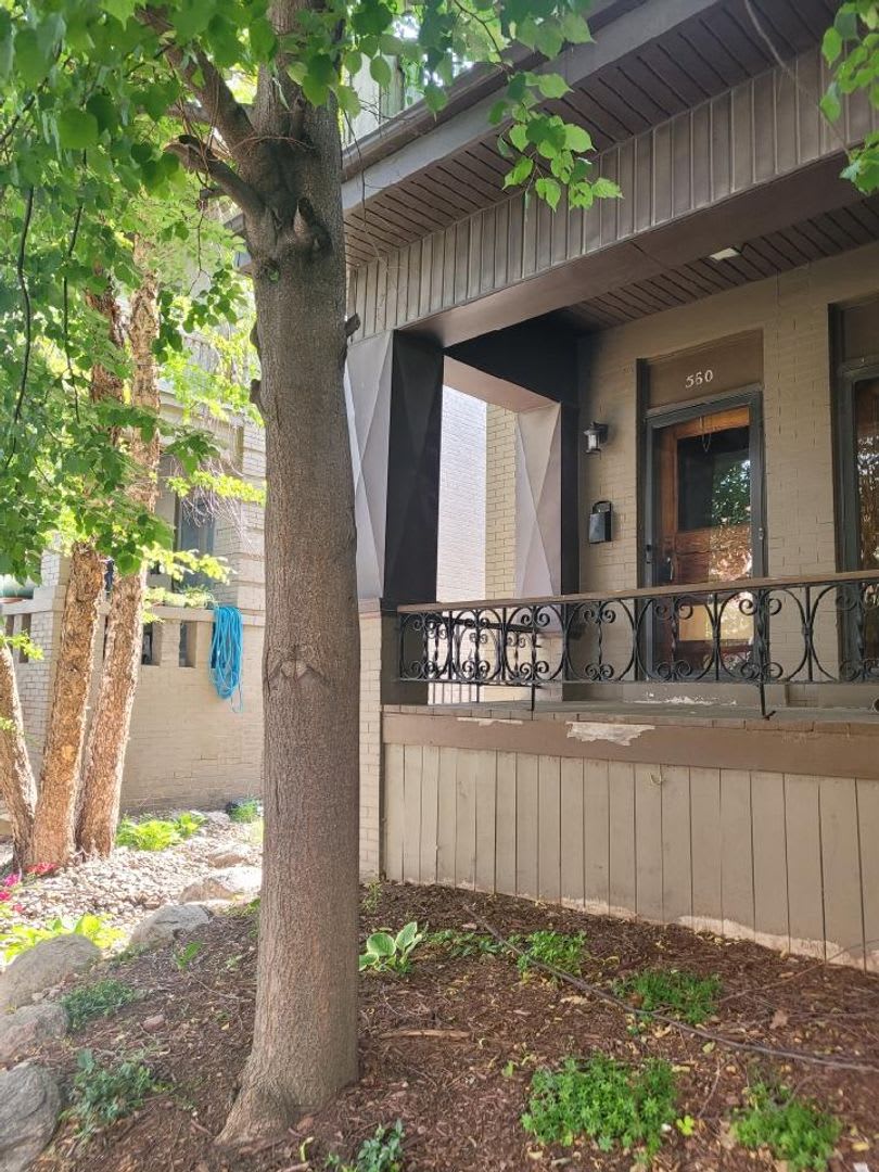 Beautiful 2 Bedroom Townhouse!