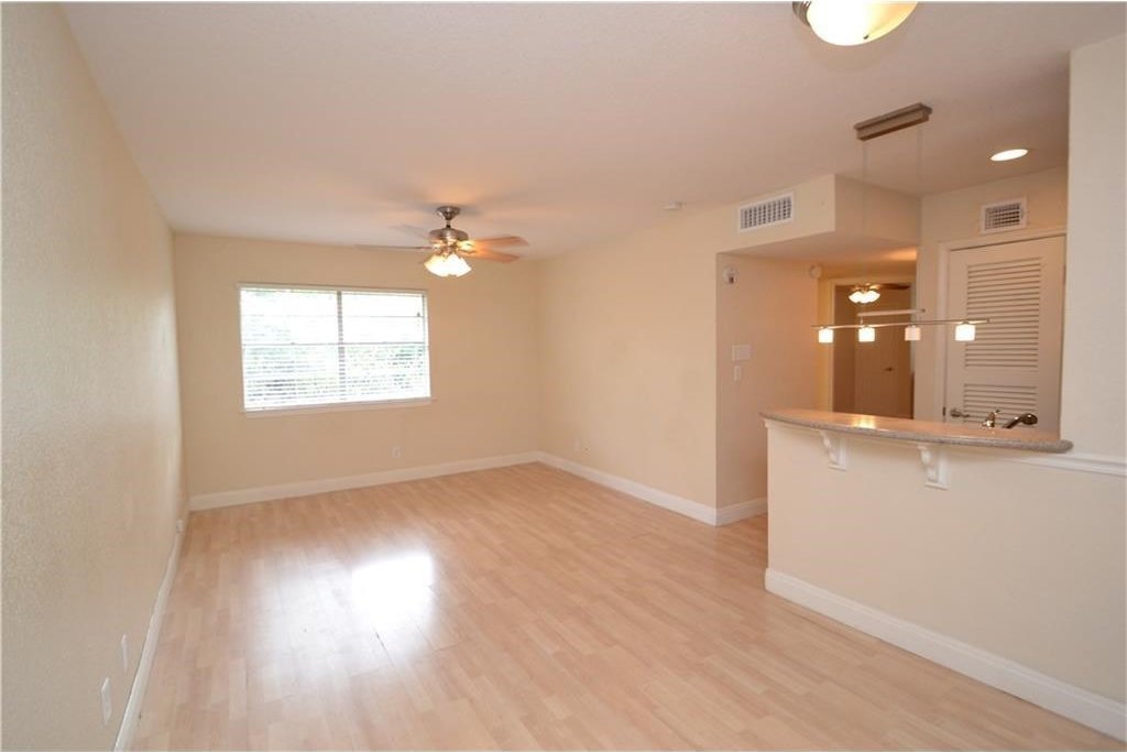 UT PRE-LEASE: 2 bd/ 1 ba North campus/Hyde Park Condo, Recently Updated