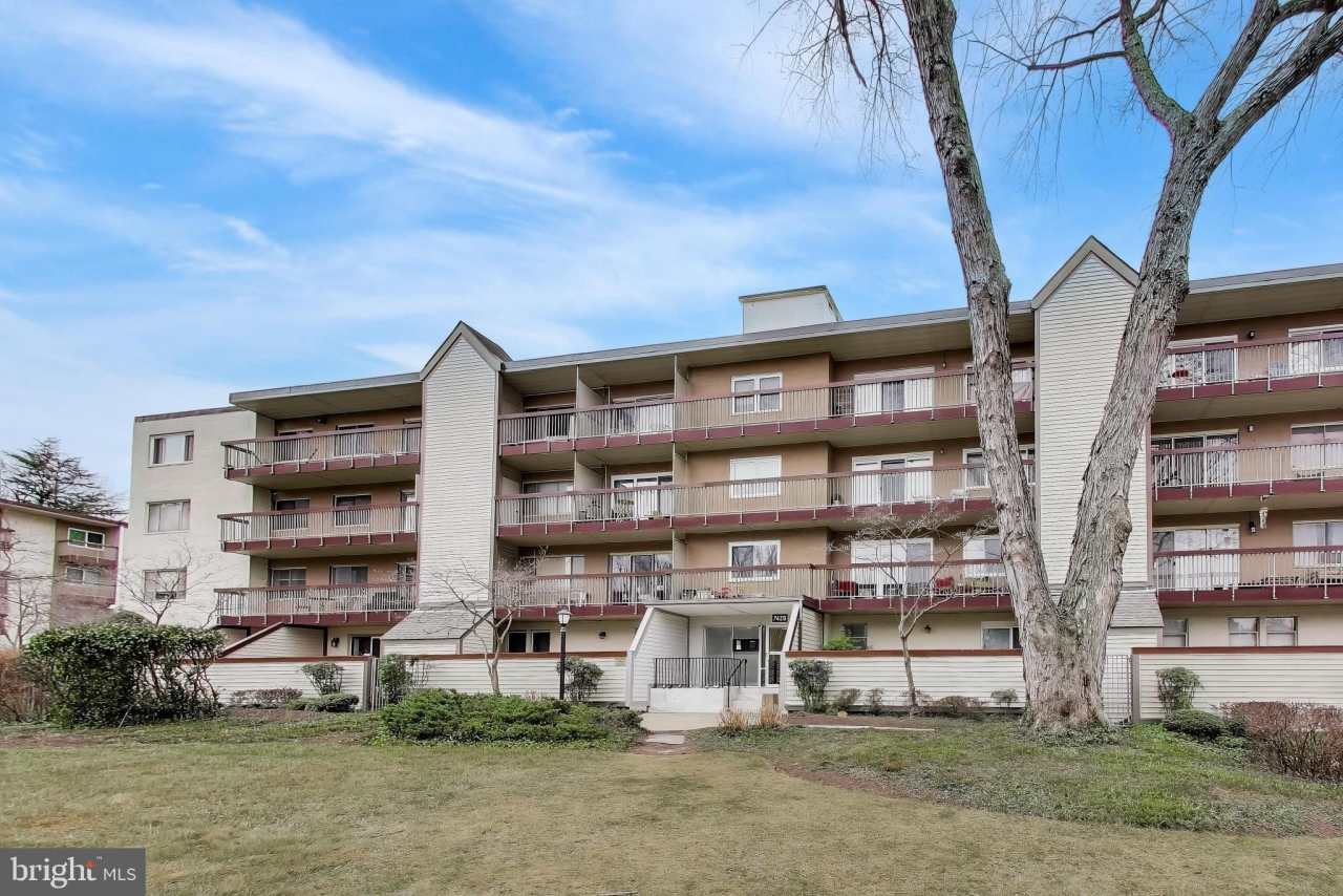 7420 LAKEVIEW Drive unit: W205