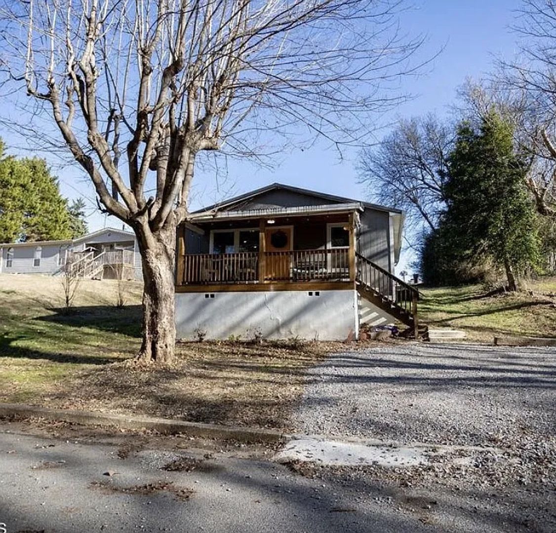 Lenoir City 37771 - 3 bedroom, 2 bath home - Contact Karen Robertson 865-454-7626