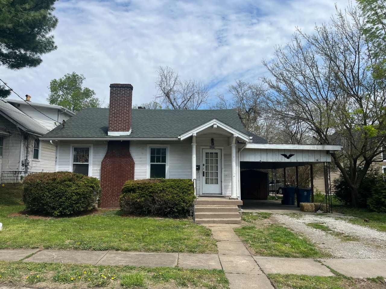 One bedroom in Alton