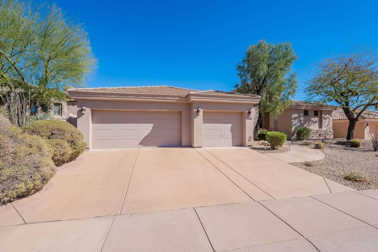 ​Beautiful 4 bed, 2.5 bath Home, off 12th hole of a Golf Course!
