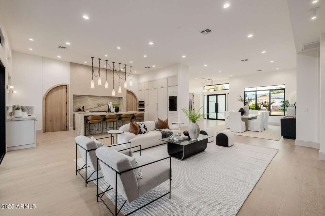 3301 E. Elm St Phoenix, AZ 85018