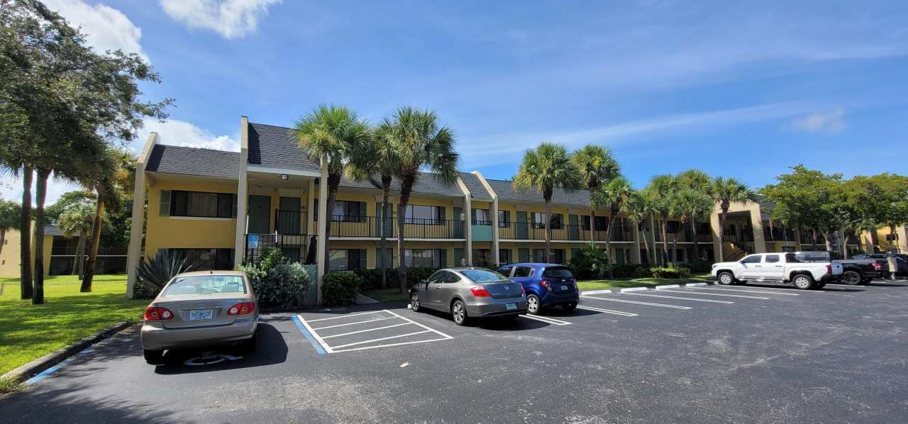 1604 Meadows Circle W