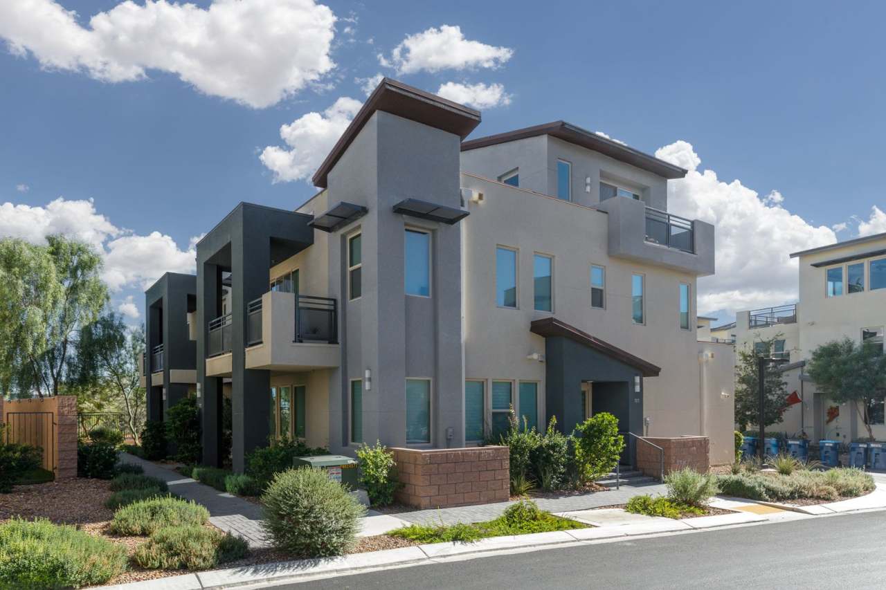 Luxury Summerlin townhome in resort style gated community