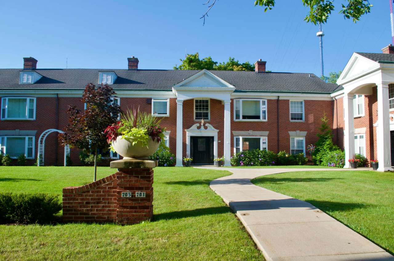 Colonial Court Apartments