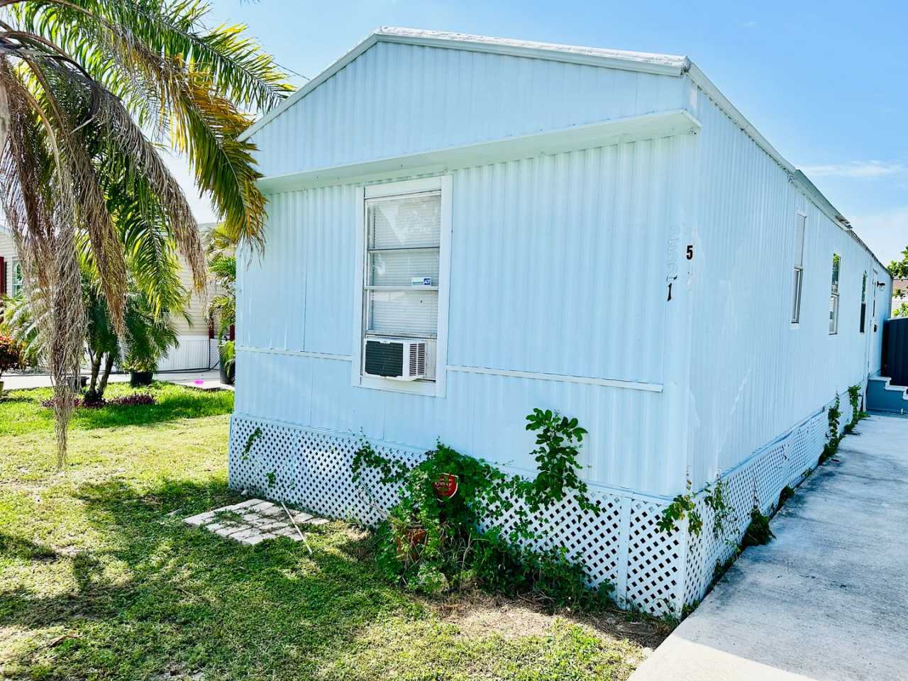 FIRST MONTH'S RENT FREE! 2/1.5 IN SPRINGWOOD PARK