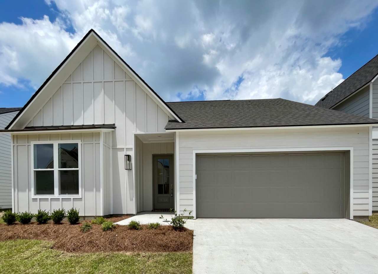 Waterfront home in River Hills Farm!