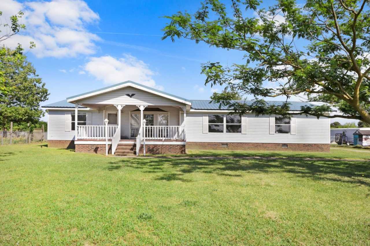 *SPACIOUS HOME IN PIKEVILLE SCHOOL DISTRICT*