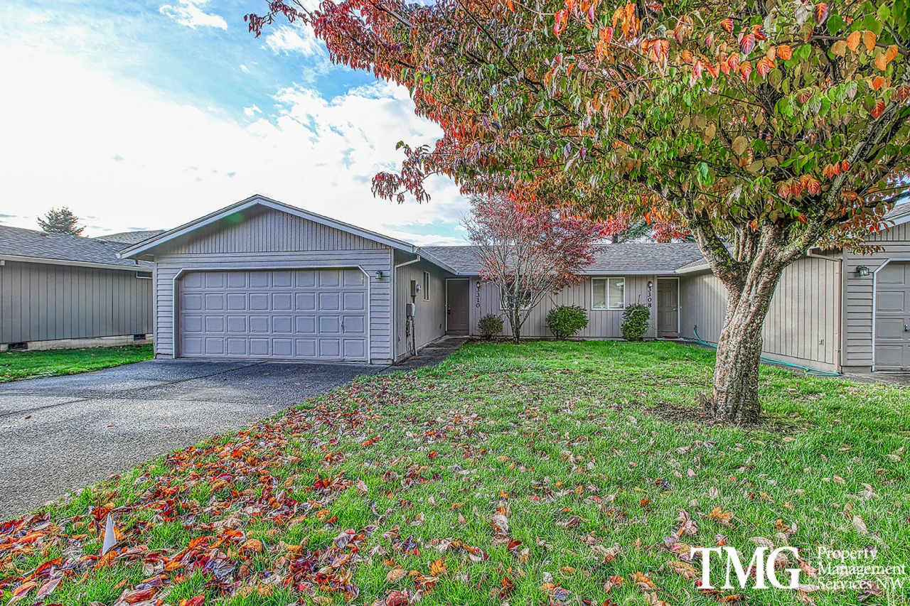 Bright 2 BD Duplex with Garage and Private Yard in Washougal!