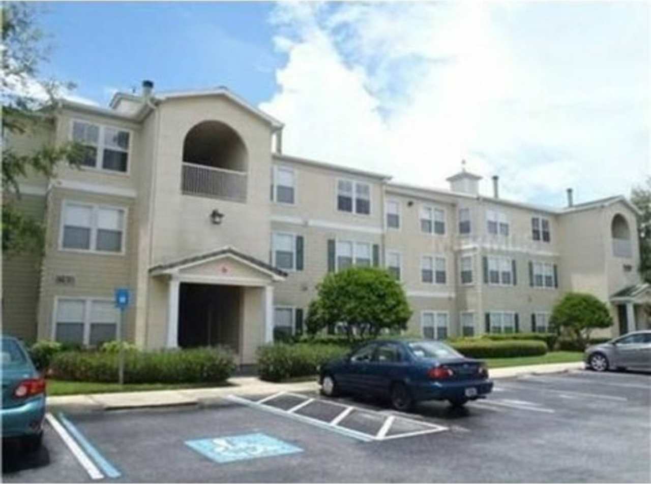 Spacious 2-Bedroom Condo with Sunroom  Resort-Style Amenities!