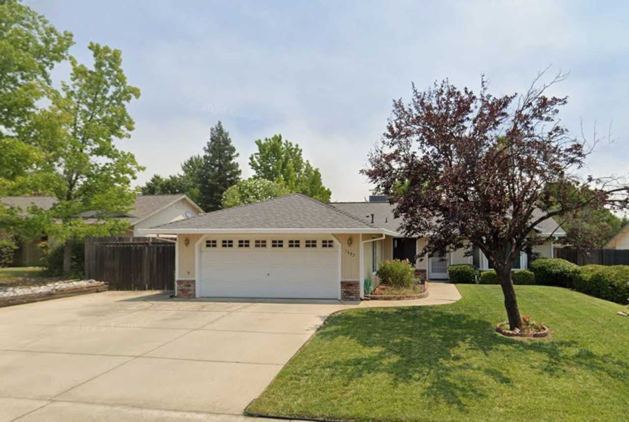 Home on fully fenced 1/4 acer lot in Ravenwood Neighborhood.