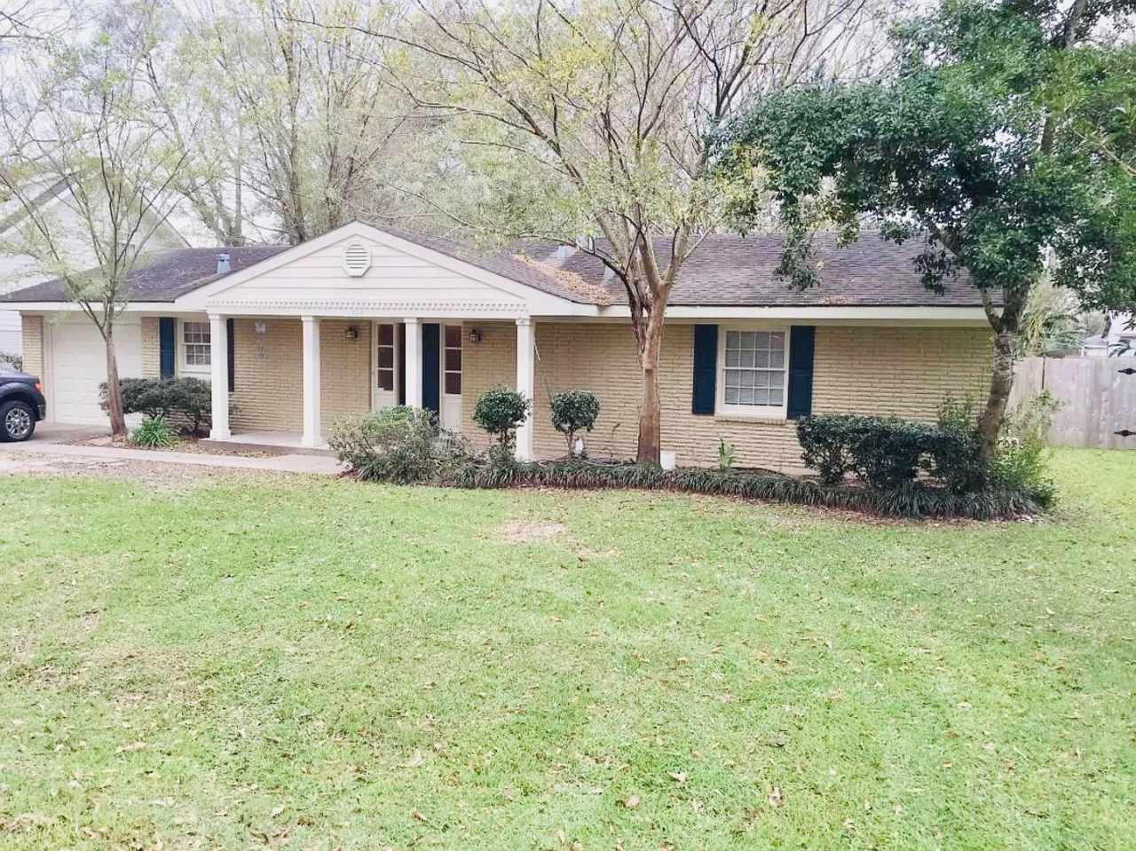 3 Bedroom 2 Bath Brick Home in Lafayette!