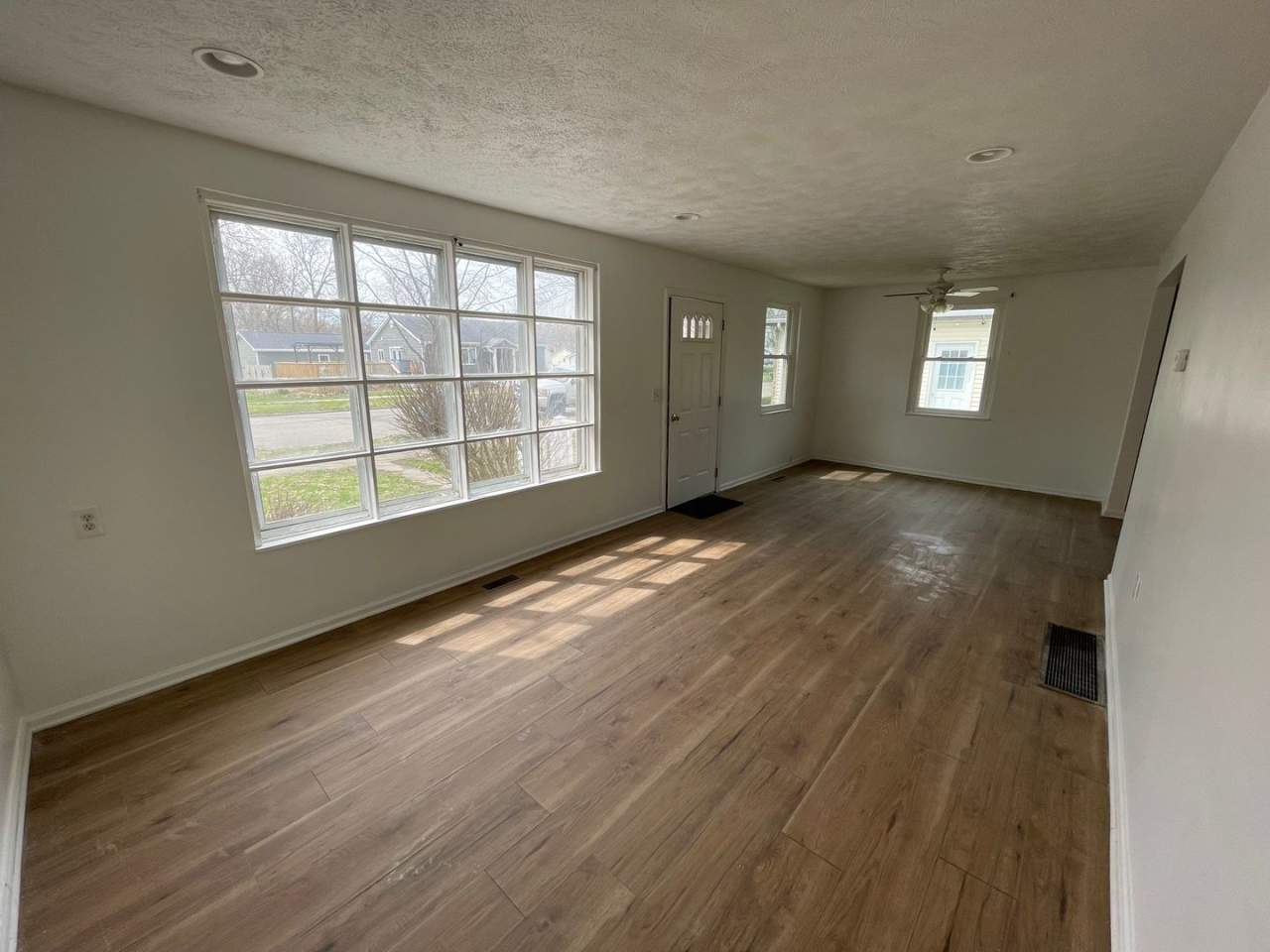 1 Bedroom With 2 Bonus Rooms