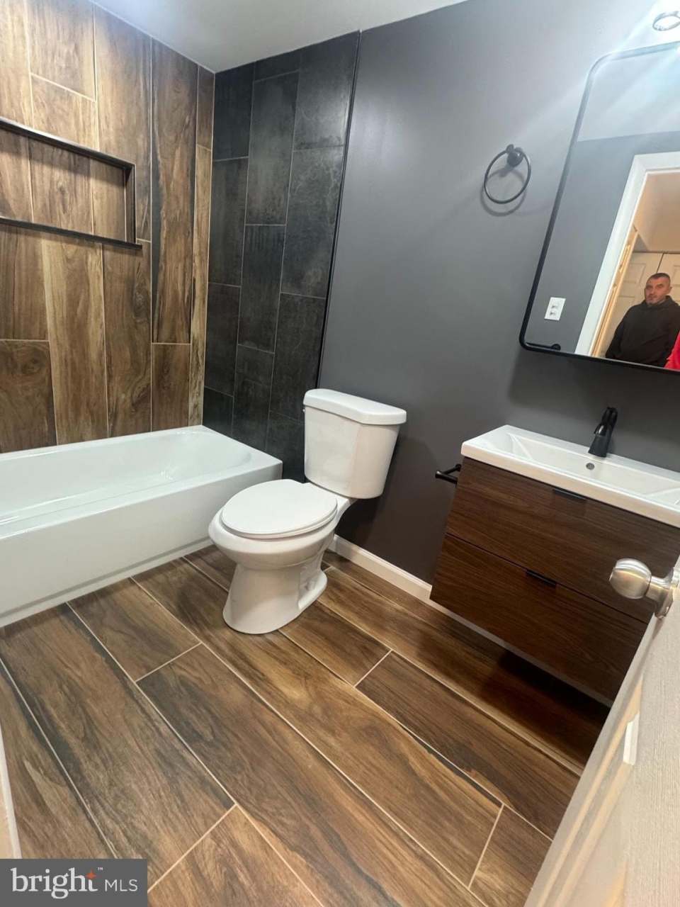 1023 OAKWOOD Drive unit: 1