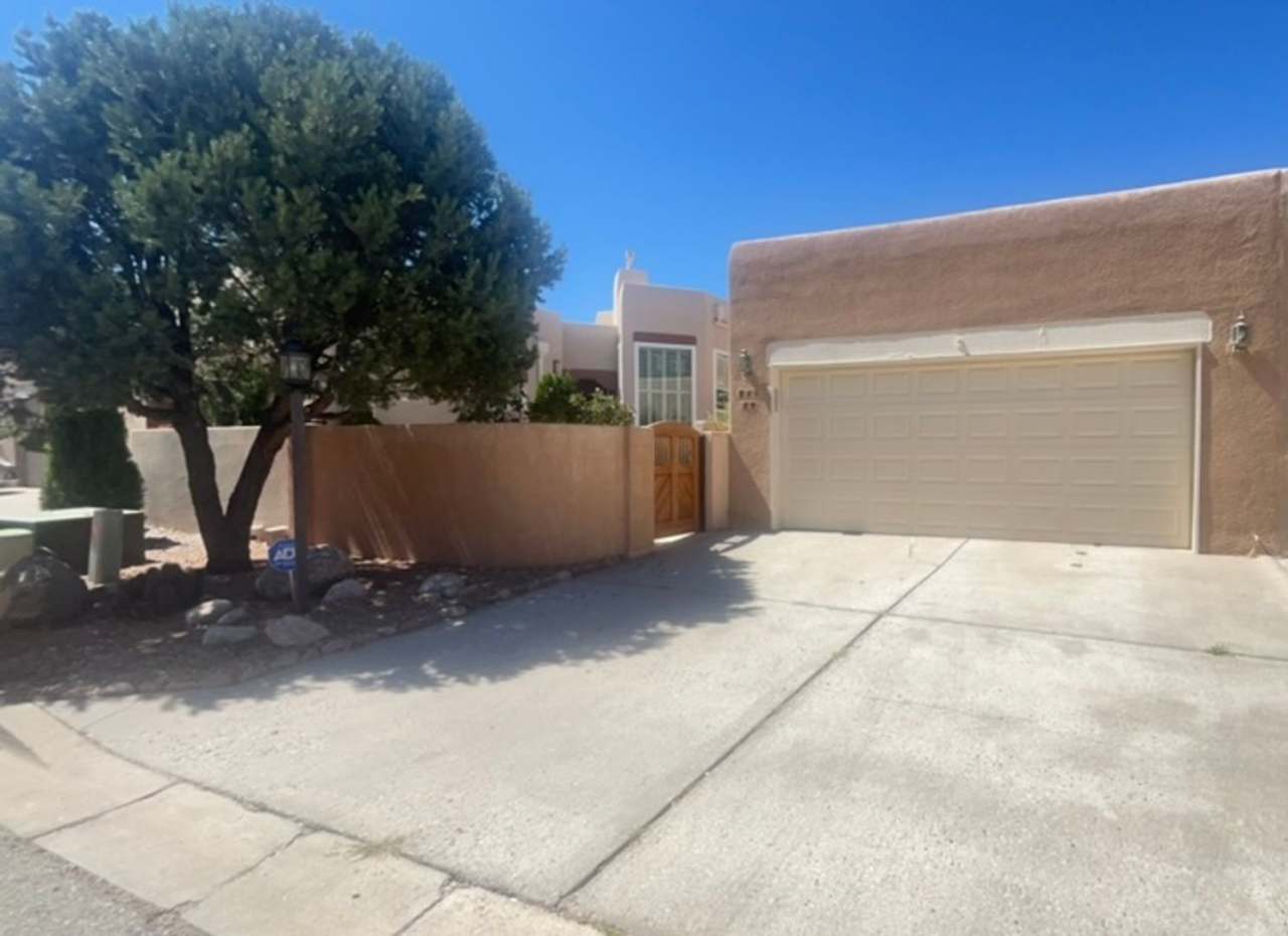 3 bedroom 2 bath Townhouse Located In Sandia Heights!
